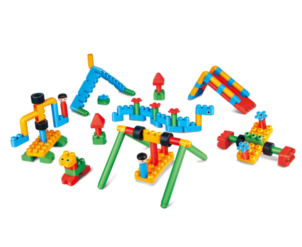 Juego de construcción de bloques. Patio de juegos.